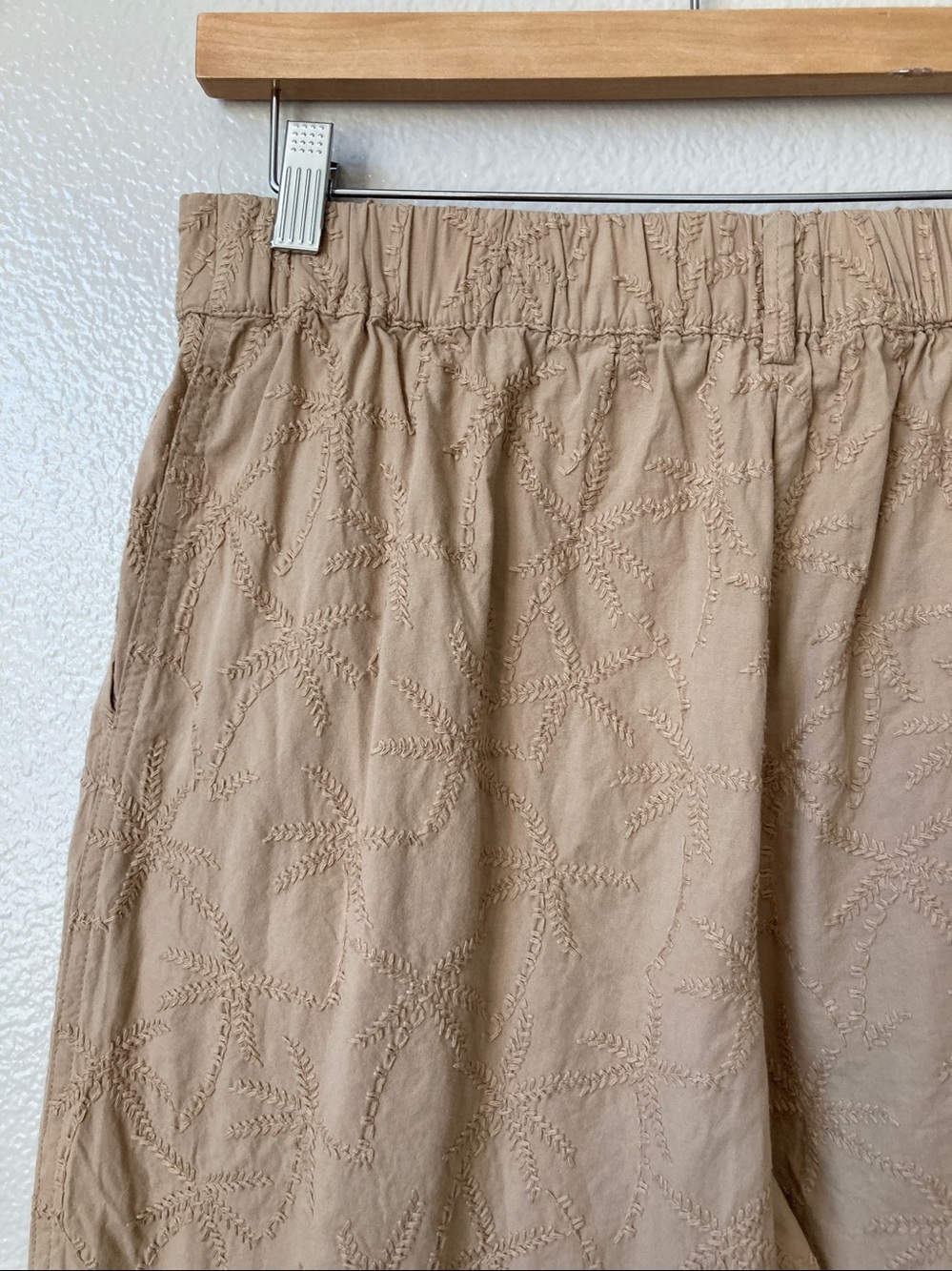 House of Harlow Botanical Embroidered Tan Cotton Cropped Barrel Pants Sz M - Picture 8 of 11